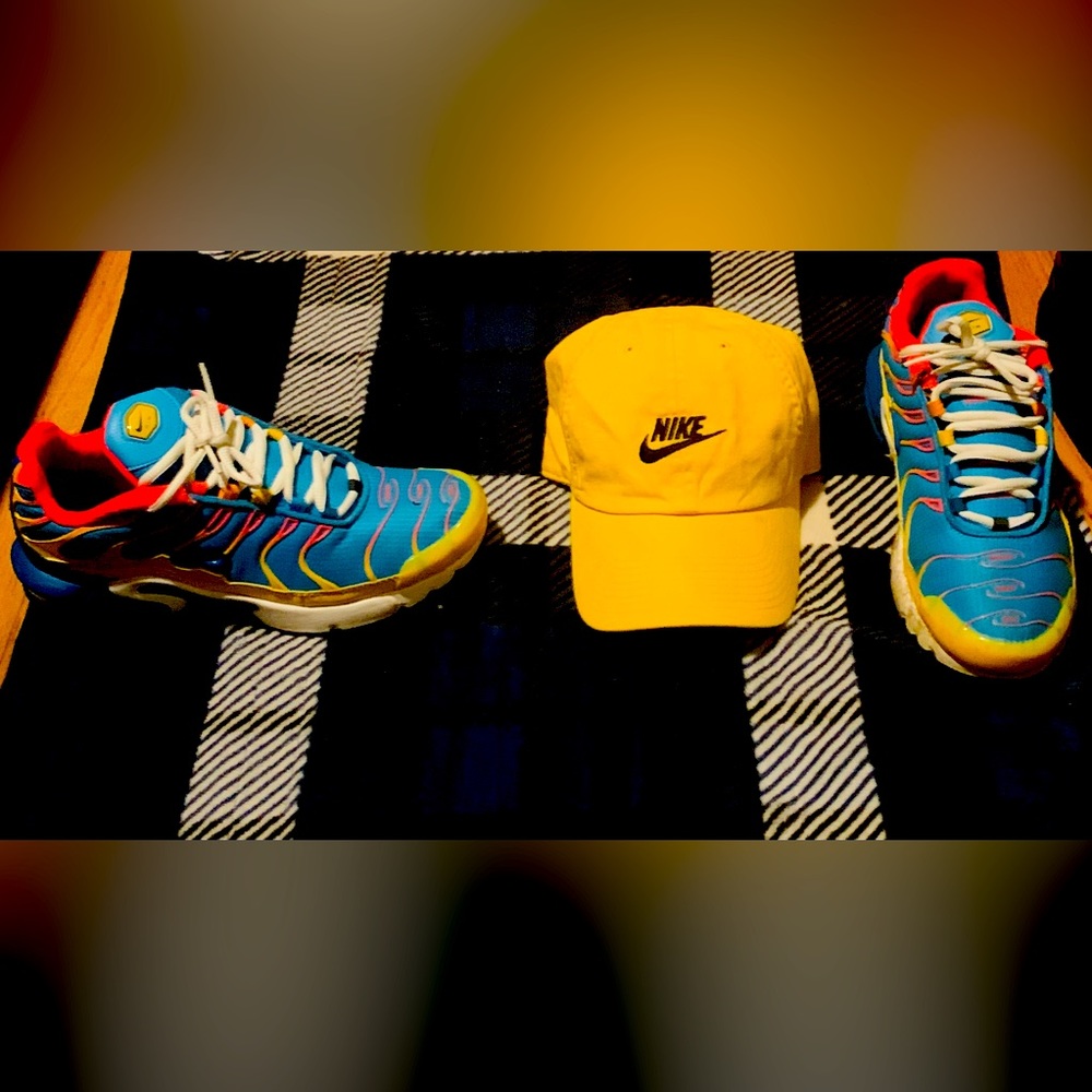 Air Max Tn Size 7y. Worn Twice. Comes With Nike Hat.